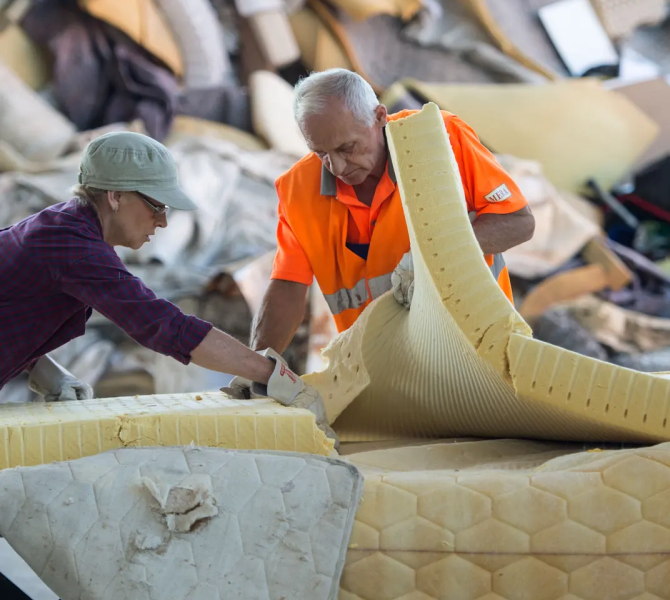 What to Expect When Dismantling a Mattress: Choosing Professional Services